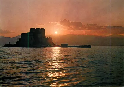 Pôr do sol sobre o castelo de Bourtzi em Nafplio — Foto por S. Tselementis, série 12, n° 70