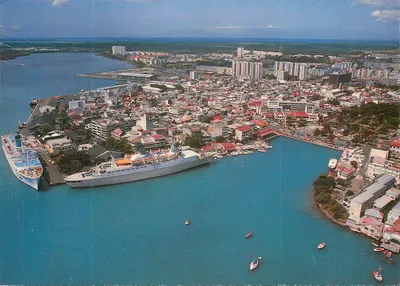 A parte traseira e a antiga cidade de Pointe-à-Pitre — Série S.108 — Imagens das Caraíbas