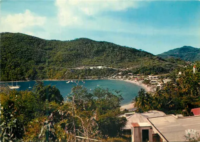 A ense e o vilarejo de Deshaies — Guadalupe — editor Antilles Touristiques, n°221
