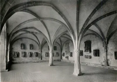 Charroux (Vienne) — Antiga Abadia, Sala Capitular (século XV) — Service Commercial Monuments Historiques, Paris