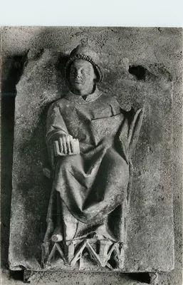 Charroux (Vienne) — Antiga Abadia, Sala Capitular, Estátua do Abade (fim do século XIII) — Service Commercial Monuments Historiques, Grand Palais, Paris