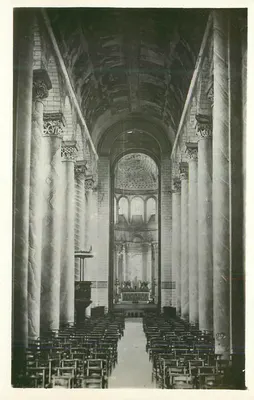 Abadia de Saint-Sauve (Villefranche) — Interior da nave com colunas e altar — Carta postal