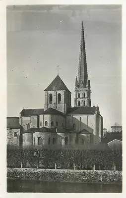 Igreja de São Pedro de Poitiers — vista frontal com seu sintral gótico — carta postal não editada