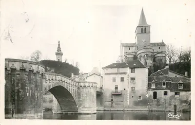Montmorillon (Vienne) — O Velho Ponte, A Virgem do Castelo e a Igreja Nossa Senhora — Foto Combier Macon