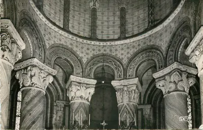 Interior da Igreja de São Pedro — Châteauroux — M. Roussel, Editor de Fotografias
