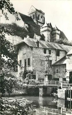 La Roche-Posay-les-Bains — A igreja fortificada (séculos XII e XIV) acima do moinho na Creuse