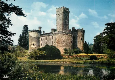 Castelo de Montbrun — fortaleza militar dos séculos XII e XV — Edições Modernas « Théojat »