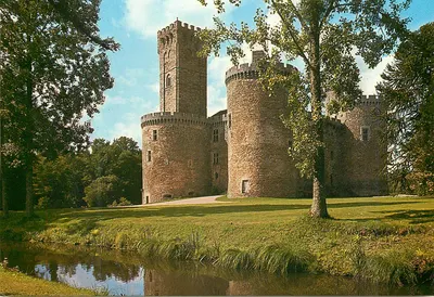 Castelo de Montbrun — forte do XII e XV séculos, cinco torres redondas — Edições René Bergerac, n°198