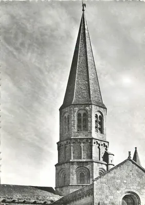 Catedral de São Pedro — ponta da cruz (60 m) — Foto Zodiaque, Limoges