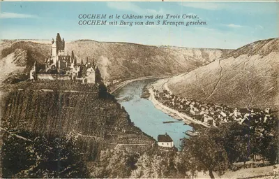 Cocchem e o Castelo visto das Três Cruzes — vista panorâmica do castelo na margem esquerda da Mosela, com o vilarejo abaixo.