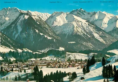 Vista de Oberstdorf — vilarejo nevado entre as montanhas dos Alpes de Allgäu — Bodan-Auslandsikartenverlag
