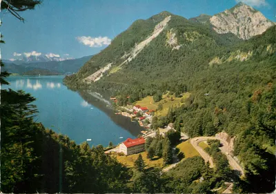 Urfield am Walchensee — visão do lago e do Kesselbergpass — editor Hans Huber, n° 8066