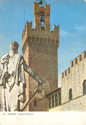 Arezzo - Palácio Pretório — estátua em primeiro plano — editor desconhecido, n° 32