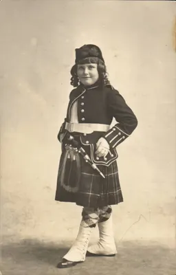 Niña en traje escocés — estudio