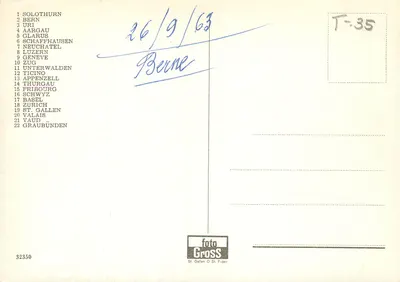 Donna in abiti tradizionali svizzeri — 22 cantoni e distretti — editore foto Gross — Verso