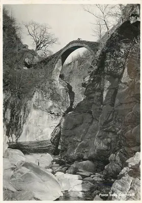Ponte nelle Cantovalli — ponte de pedra sobre um rio encostado — editor desconhecido