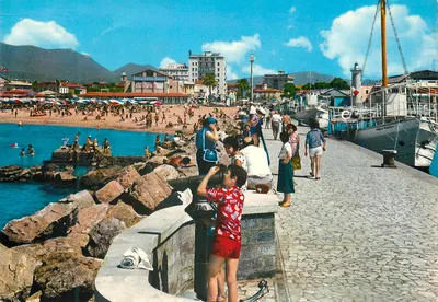 Vista do porto e da praia em Viareggio — editor Milano Dep. n° 20/23