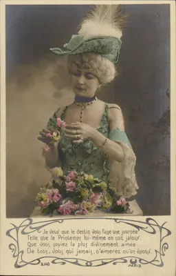 Mulher com vestido e chapéu adornado com penas — Paris — n° 3.140