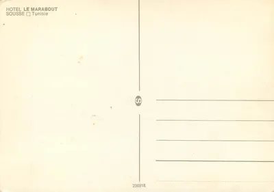 Kobieta w żółtej sukni — przed hotelem z łukami — Hotel Le Marabout, Sousse, Tunisja — Rewers