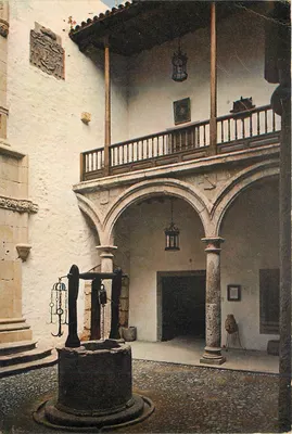 Pátio interno do Museu Christoval Colombo — Las Palmas de Gran Canaria — editor J. Arthur Dixon, Ltd., Escócia