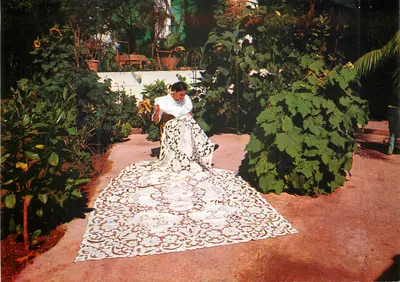 Mulher desenrolando um grande tecido bordado — jardim tropical — editor Las Palmas de Gran Canaria, n° 6.529