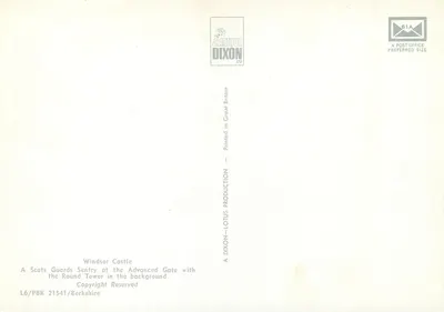 Zamek w Windsorze — Strażnik z brygady szkockiej przy zaawansowanym portalu z wieżą okrągłą w tle — J. Arthur Dixon Ltd — Rewers