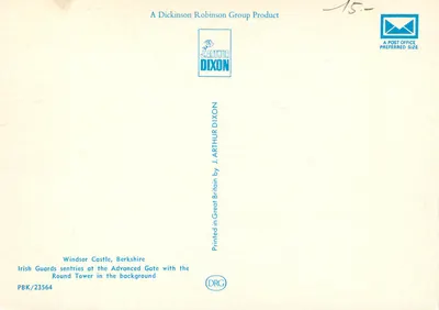 Zamek w Windsorze — strażnicy Irlandzkiej Gwardii przy Wewnętrznych Drzwiach z Wieżą Okrągłą w tle — J. Arthur Dixon — Rewers
