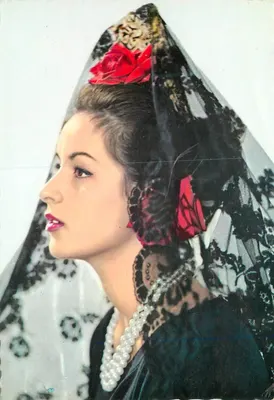 Mulher com manton da Andaluzia — detalhe da rosa vermelha e do colar de pérolas — editor C.Y.Z. n°6357