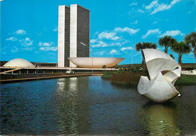 Brasília — Congresso Nacional e escultura « Météore » de Bruno Giorgi — Éditôra Brasileira de Turismo