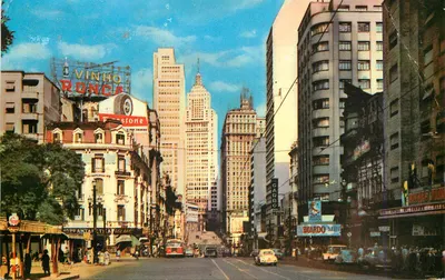Vue de rua animada em São Paulo — editor VISTA PARCIAL