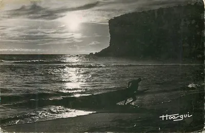 Pirogue ao pôr do sol — (Cl. Cauchetier) — Livraria « Au Messager » - A.E.F.