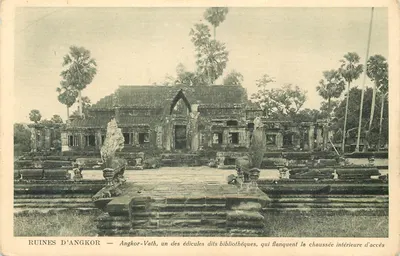 Ruínas de Angkor — Angkor-Vath, um dos edifícios chamados bibliotecas, que flanqueiam a pista interna de acesso