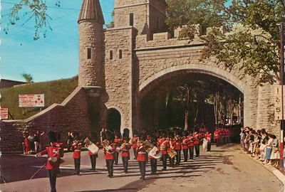 Royal 22. Regiment marschiert unter dem Saint-Louis-Tor — Verlag Deter Color Canada Ltd.