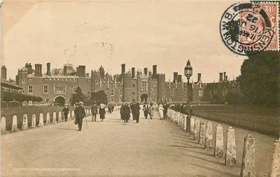 Vue do West Front do Palácio de Hampton Court — Série de Fotogravura Número 1 — Impressa na Inglaterra