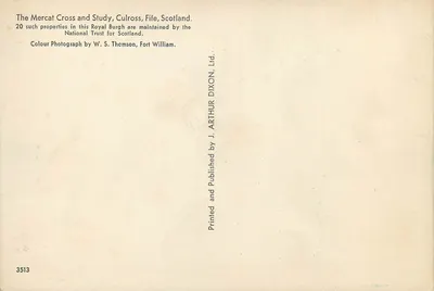 Le Mercat Cross i Study, Culross, Fife, Szkocja — fotografia kolorowa autorstwa W. S. Thomson, wydana przez J. Arthur Dixon, Ltd. — Rewers
