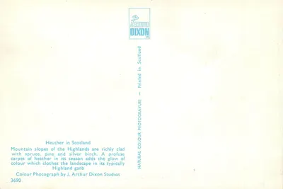 Heather na Escócia — Encostas de montanhas ricamente cobertas de pinheiros, pinus e carvalhos prateados — J. Arthur Dixon Ltd, n° 3690 — Verso