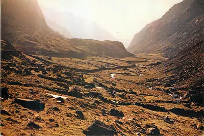 Llanberis Pass, Caernarvonshire — vista no parque nacional de Snowdonia — J. Arthur Dixon, n° 682