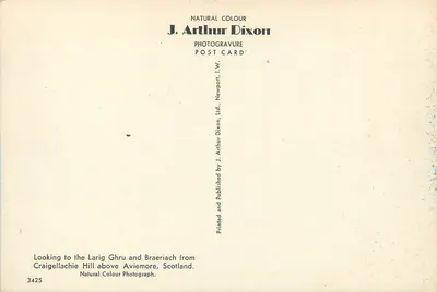 Vista do Larig Ghru e do Braeriach a partir do Craigellachie Hill — Editor J. Arthur Dixon, n° 3425 — Verso