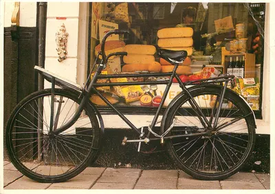 Bicicleta diante de uma loja de queijo — Amsterdam — BIRI PUBLICATIONS