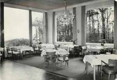 Sala de jantar do Park hotel Val-Monte — vista da floresta — Golden Tulip Bondes
