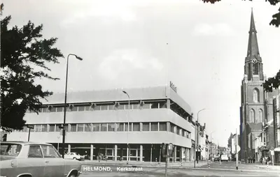 Helmond, Kerkstraat — Igreja e edifício moderno — Echte Foto