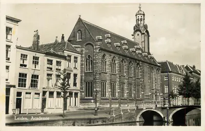 Leiden. Academia — vista da Academia de Leiden com canal e ponte — editor HEMO