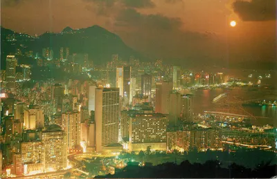 Vista noturna de Victoria — Hong Kong — editor The Peninsula Manila, n°739