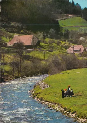 Vale do rio — paisagem rural com três pessoas perto da água — editor não identificado