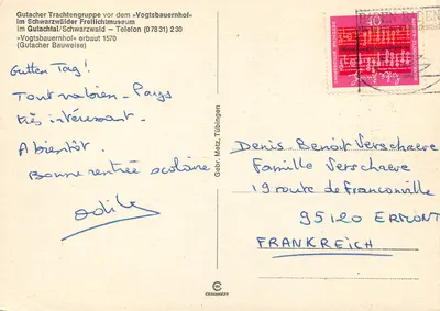 Gutacher Trachtengruppe vor dem Vogtsbauernhof — im Schwarzwälder Freilichtmuseum — éditeur Charmolux — Rewers