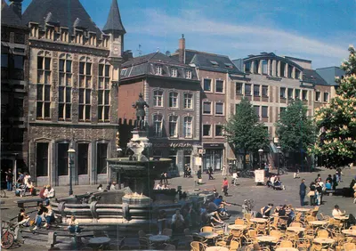 Aix-la-Chapelle — Fonte de Carlos na praça central — einhard verlag • Foto: Oskar Hahnück