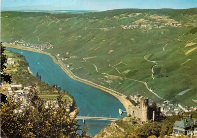 Bernkastel-Kues-an-der-Mosel — vista sobre a Moselha, a ruína da Burggruine Landshut e as vinhas — editor Clamers Kunstanstalt KG