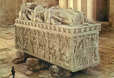 Túmulo de D. Inês de Castro — Alcobaça — Centro de Caridade 'Nossa Senhora do Perpétuo Socorro' - Porto