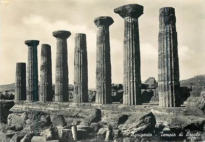 Templo de Hércules em Agrigente — ruínas de colunas dóricas — editor Leo Eduardo Tabacchi