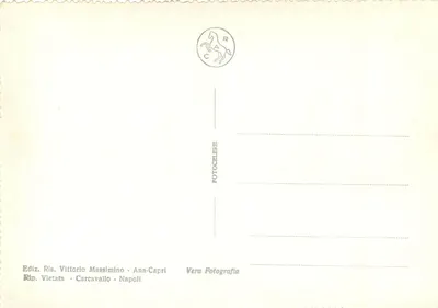 Ana-Capri - San Michele - La Pergola — widok ogrodu z pergolą i posadzką kamienno-płytkową — Rewers